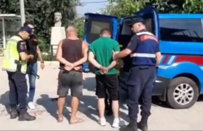 İzmir'de düzenlenen operasyonla yakalanan 8 göçmen kaçakçısından 7'sinin tutuklandığını duyurdu.