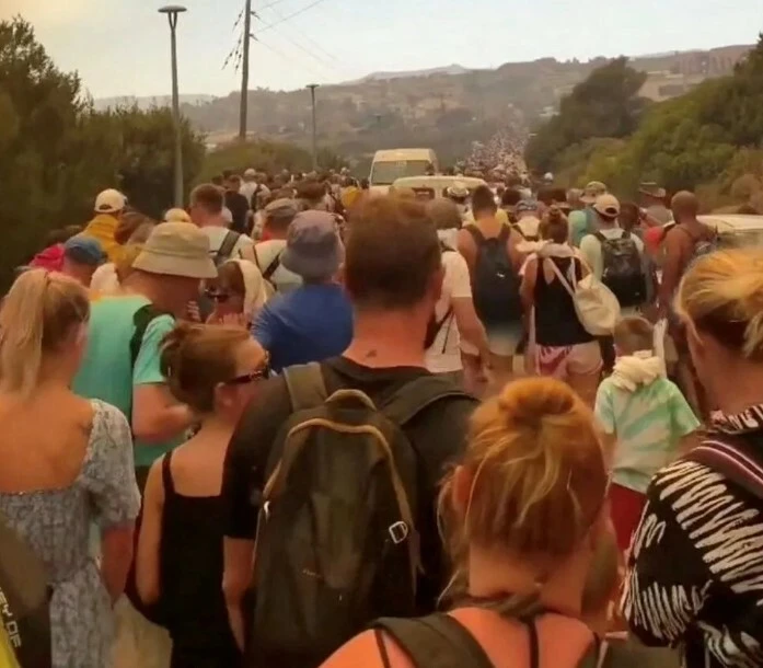 Yunanistan alevler içinde! Orman yangınlarıyla mücadele sürüyor: 40 bin kişi tahliye edildi