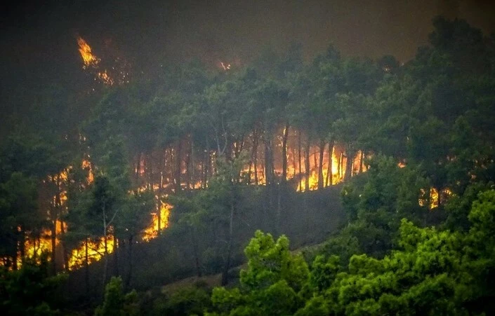Yunanistan alevler içinde! Orman yangınlarıyla mücadele sürüyor: 40 bin kişi tahliye edildi