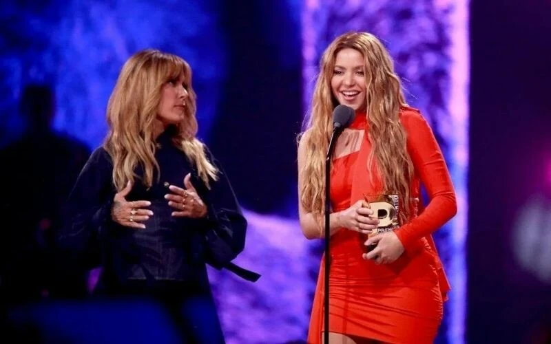 8 yıla kadar hapsi istenen Shakira, katıldığı törende 8 ödül aldı!