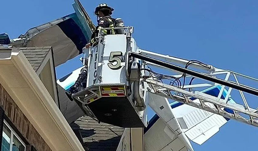 Evin çatısına uçak düştü! Şans eseri kimseye bir şey olmadı