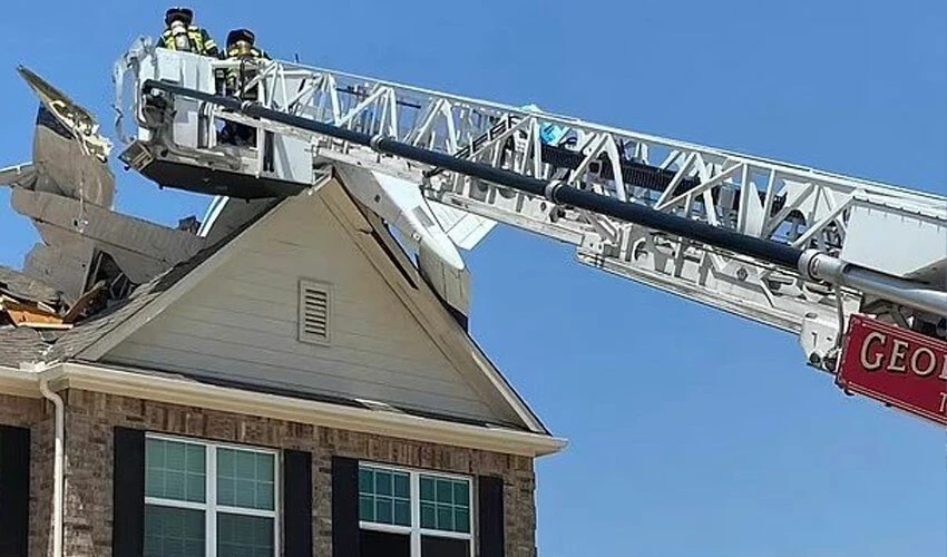 Evin çatısına uçak düştü! Şans eseri kimseye bir şey olmadı