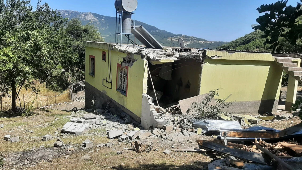 Adana depreminde felakete ramak kala kurtuldular... Dağdan kopan dev kaya eve girdi