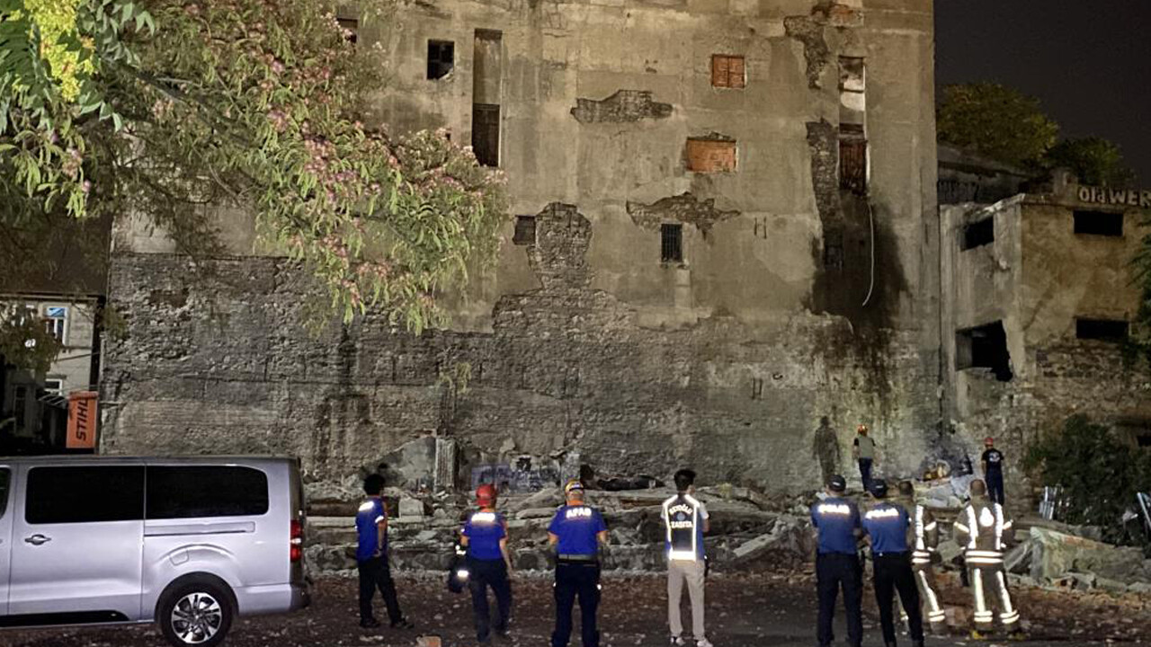 Beyoğlu&#039;nda üç katlı metruk bina çöktü! 