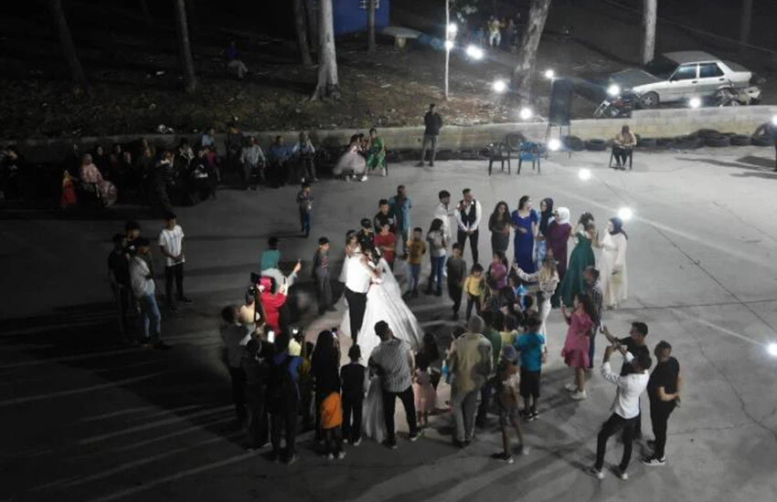 Genç çift hayatlarını, ilişkilerinin başladığı çadır kentte yapılan düğünle birleştirdi.