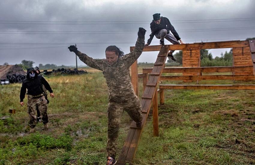 Ukraynalı siviller Kiev'de askeri eğitim alıyor.