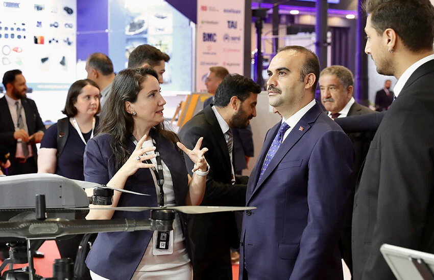 Bakan Kacır beraberindekilerle birlikte fuar alanını ziyaret ederek bilgi aldı.