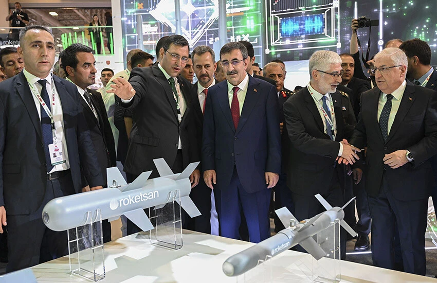 Cumhurbaşkanı Yardımcısı Cevdet Yılmaz, fuar alanında incelemelerde bulundu.