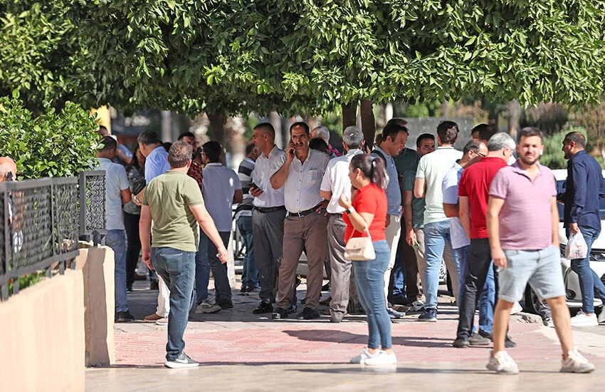 Son dakika! Adana'da büyük deprem! Halk sokağa döküldü, çevre iller de sallandı