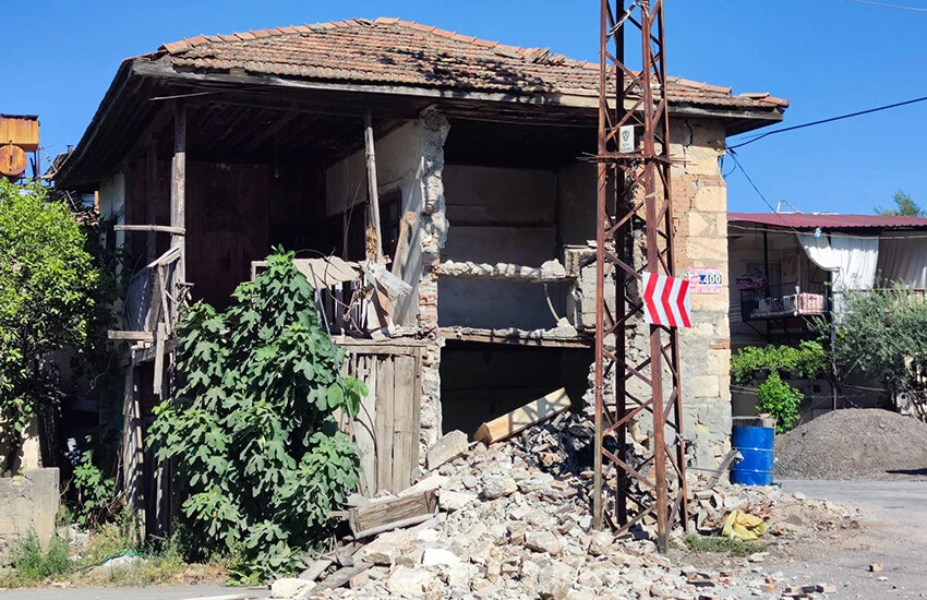Son dakika! Adana'da büyük deprem! Halk sokağa döküldü, çevre iller de sallandı