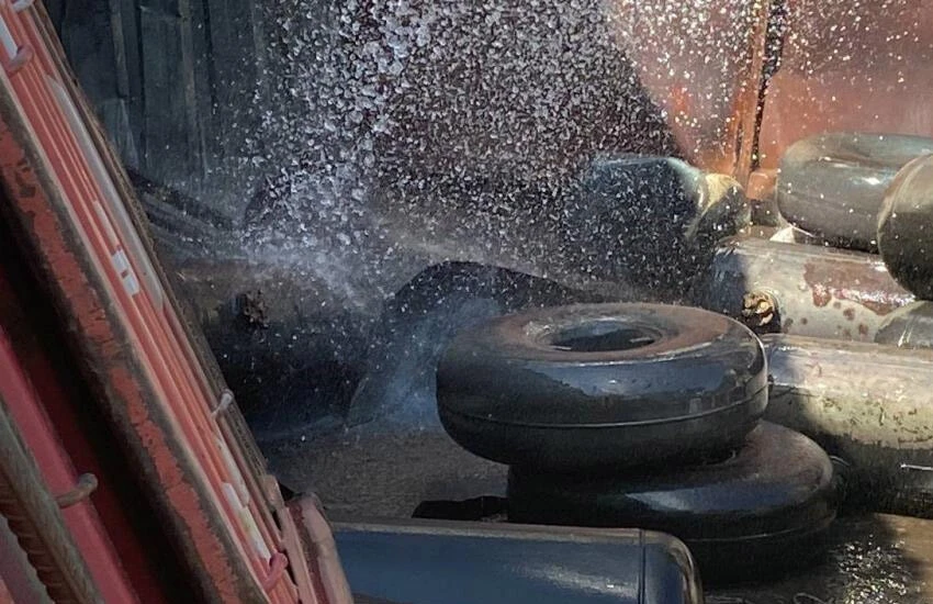 Aksaray’da hurdacı deposunda çıkan yangın, büyük paniğe neden oldu