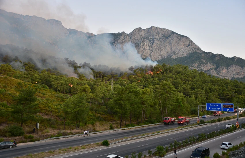 Kemer'de büyük orman yangını! Rüzgarın etkisiyle durdurulamıyor... Evler ve hastaneye tahliye