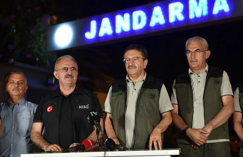 Kemer'de büyük orman yangını! Rüzgarın etkisiyle durdurulamıyor... Evler ve hastaneye tahliye