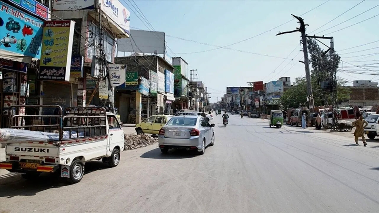 Polis şüphelenip peşine takıldı camide köşeye sıkışınca kendini patlattı! Pakistan&#039;da yine terör saldırısı