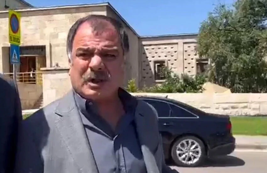 Eski Milletvekili Turan Tüysüz, CHP'li Mustafa Sarıgül'e yumruk attı.