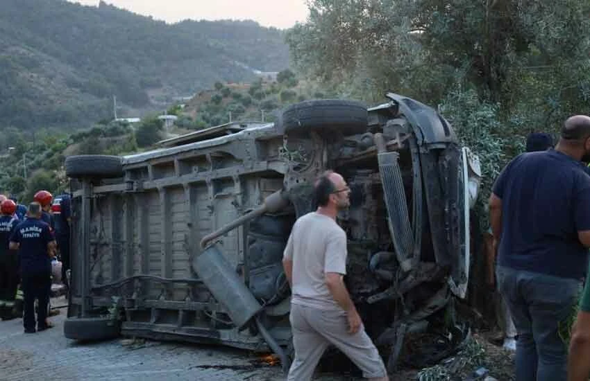 Manisa'da minibüs kazasında 20 öğrenci yaralandı