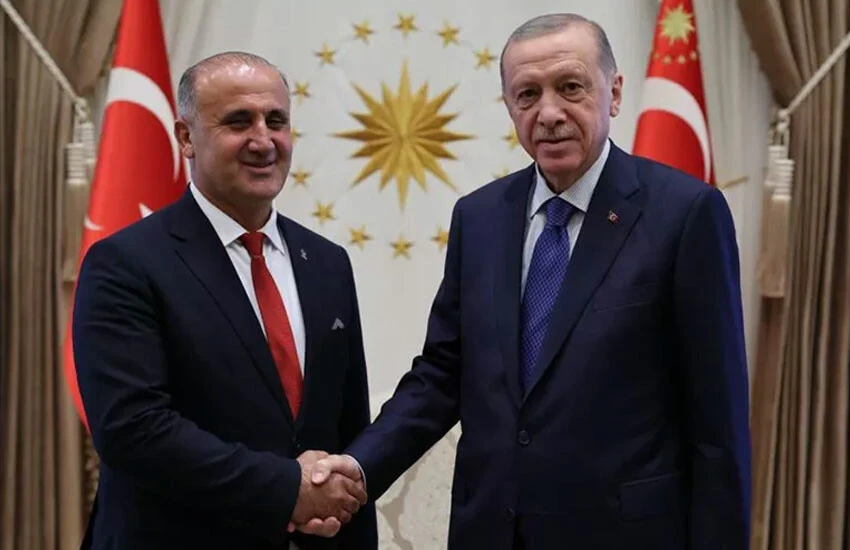 İYİ Parti'den istifa edip AK Parti'ye geçti: Rozetini Erdoğan taktı