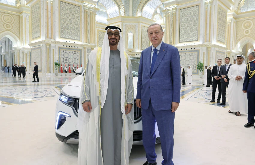 BAE Başkanı Muhammed bin Zayid, Erdoğan’ın sunduğu hediyeyle çok mutlu oldu,