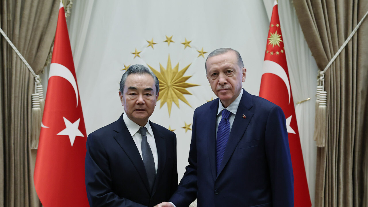 Cumhurbaşkanı Erdoğan, Çin Dışişleri Bakanı Yi&#039;yi Külliye&#039;de kabul etti: Stratejik iş birliği ve yatırım mesajı