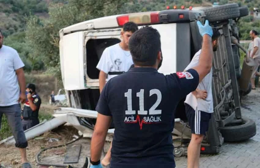 Manisa'da minibüs kazasında 20 öğrenci yaralandı