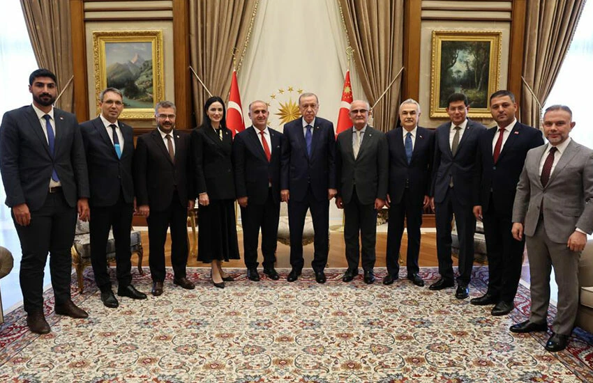 İYİ Parti'den istifa edip AK Parti'ye geçti: Rozetini Erdoğan taktı