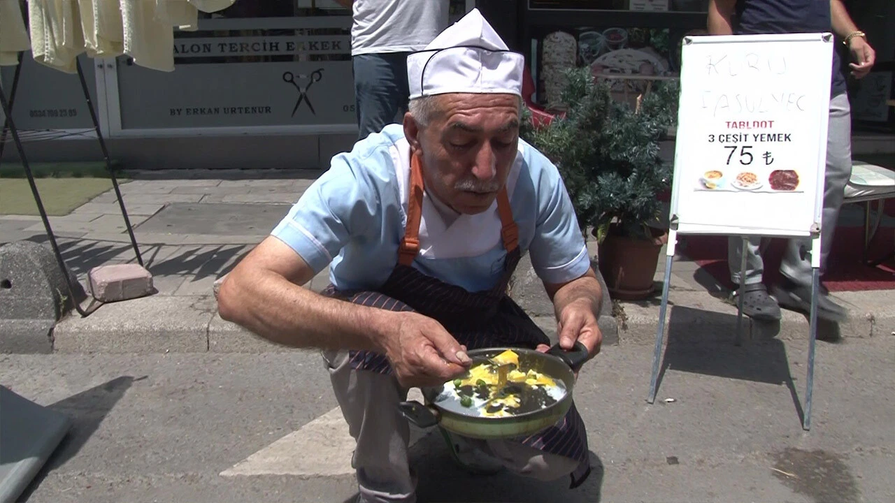 İstanbul'da sıcak havada beklenen kare! Güneşin altında tavada yumurta pişirdiler