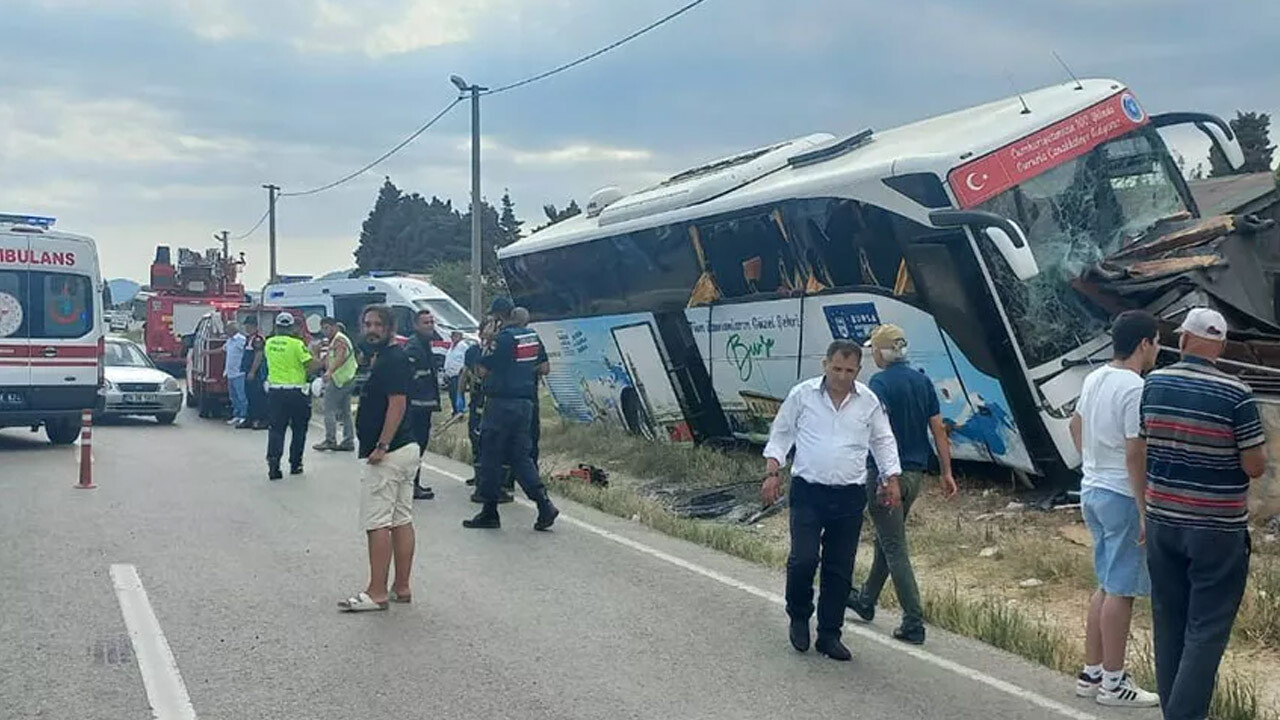 Direksiyon başında kalbi durdu! Tur otobüsü duvara çarptı: 1 ölü, 8 yaralı