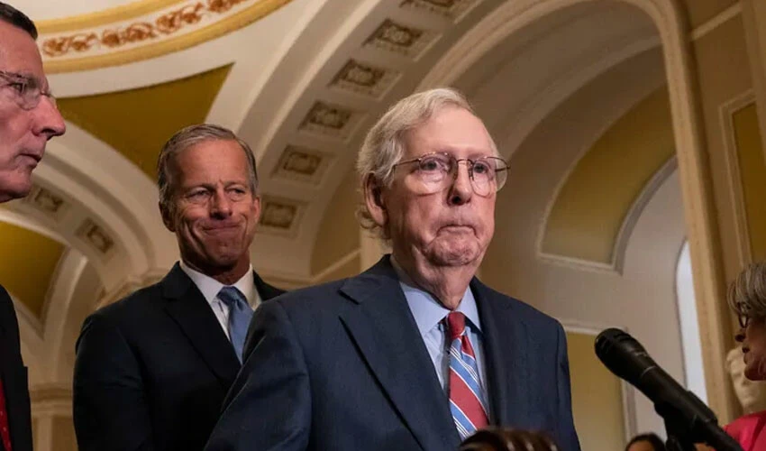 ABD'nin en uzun süreli senato lideri Mitch McConnell konuşması sırasında dondu kaldı