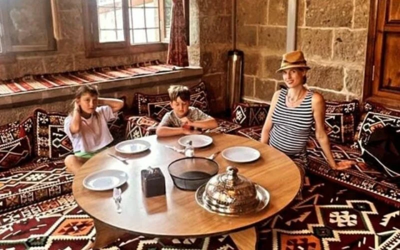 Wilma Elles, Bitlis'e kayınvalidesinin elini öpmeye gitti!