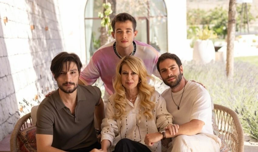 ATV dizisi Safir'in çekimleri başladı! Ünlü oyuncu rolü için siyah saçını sarıya boyadı!