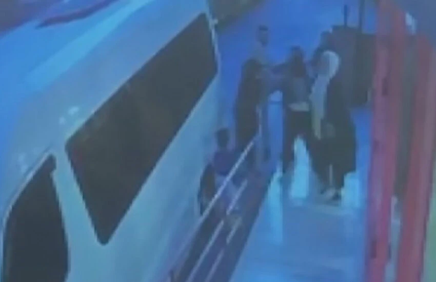 Hamile kadına saldırı anı güvenlik kameralarına yansıdı.