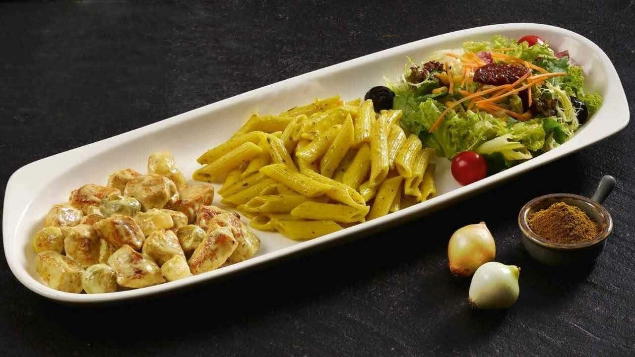 Meğer tadını veren ikinci baharatmış! Restoranlardaki tariflere taş çıkartan köri soslu tavuk tarifi…