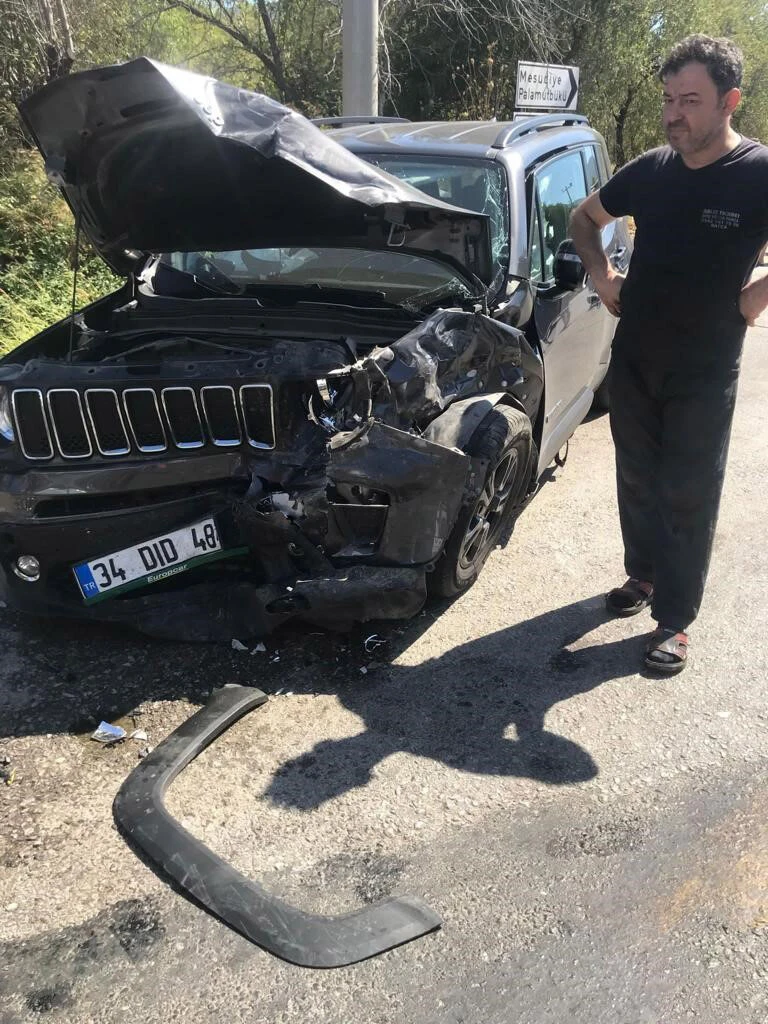 Tatilleri faciaya döndü! Otomobil ve minibüs kafa kafaya çarpıştı: 8 yaralı