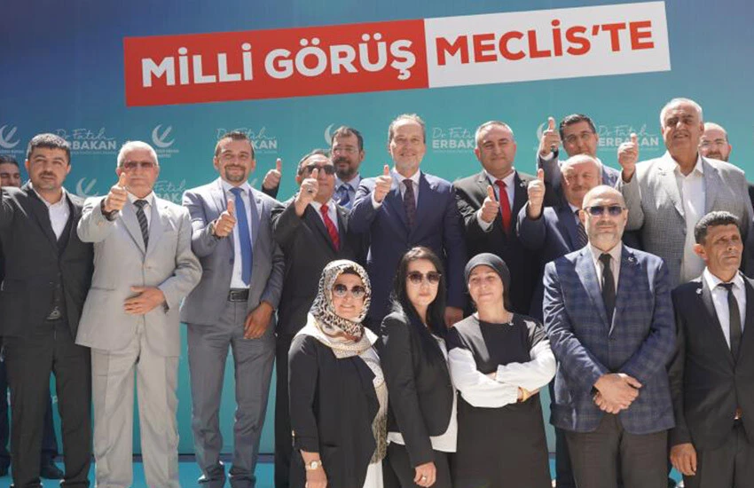 Erbakan Yeniden Refah Partisi’ne katılanlara rozetini taktı.