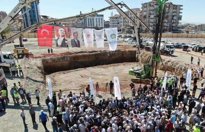 Yerinde Dönüşüm Projesi' kapsamında'Tarihi Bakırcılar Çarşısı'nın temel atma töreninde konuşan Çevre, Şehircilik ve İklim Değişikliği Bakanı Mehmet Özhaseki,  deprem çalışmalarıyla ilgili net mesajlar verdi.