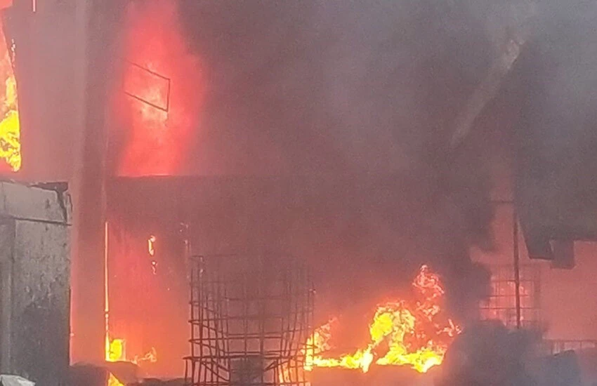 Denizli'de geri dönüşüm tesisi alevlere teslim oldu: Gökyüzünü kara dumanlar kapladı