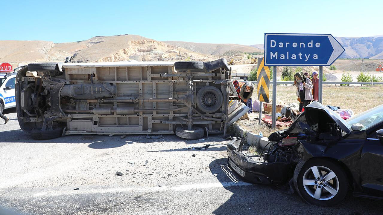 Tarım işçilerini taşıyan minibüs kaza yaptı: 9 kişi yaralandı