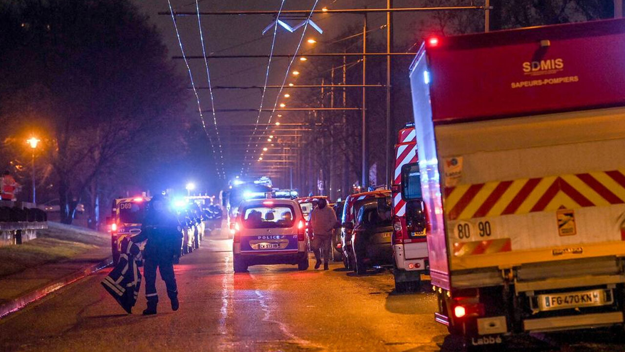 Fransa, canını hiçe sayarak alevlerin arasına atlayan Müslüman genci konuşuyor