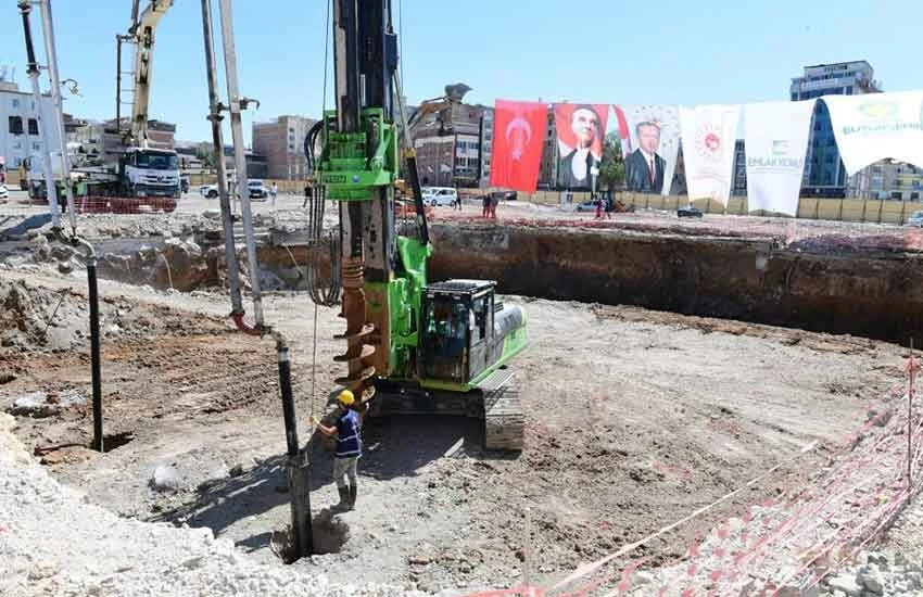 Yerinde Dönüşüm Projesi' kapsamında'Tarihi Bakırcılar Çarşısı'nın temel atma töreninde konuşan Çevre, Şehircilik ve İklim Değişikliği Bakanı Mehmet Özhaseki,  deprem çalışmalarıyla ilgili net mesajlar verdi.