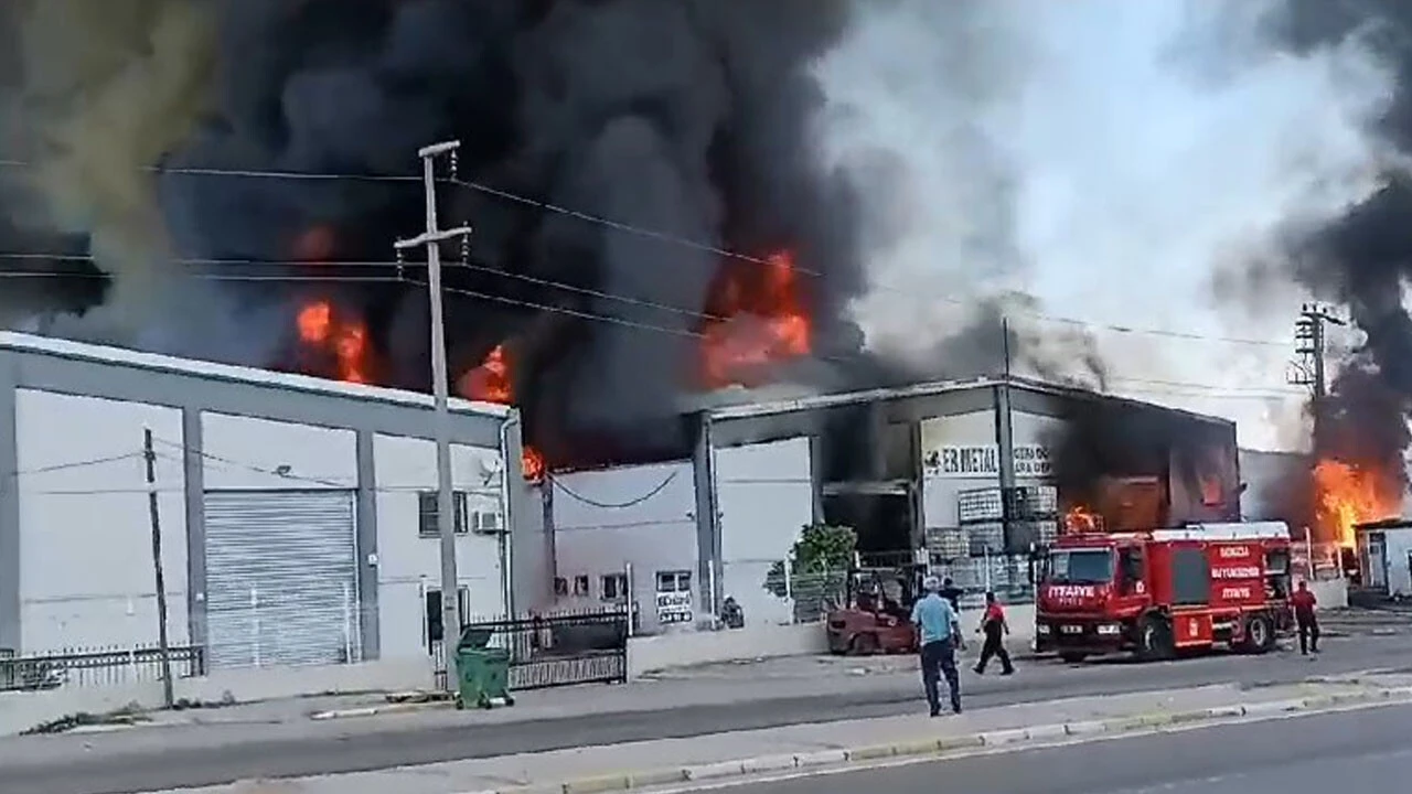 Denizli'de geri dönüşüm tesisi alevlere teslim oldu: Gökyüzünü kara dumanlar kapladı