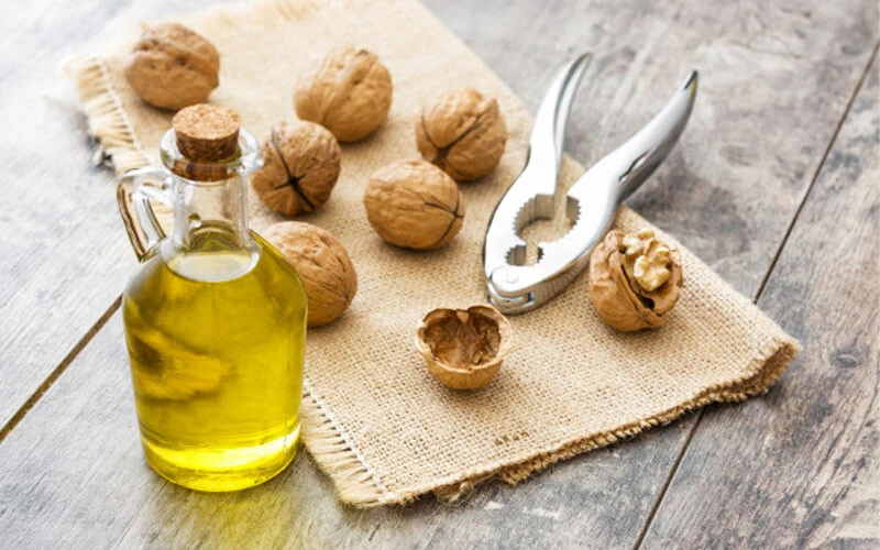 Saçlarınız Selçuk Ural gibi simsiyah kalsın! İşte saç beyazlamasını önleyen aktarların gizli kürü…