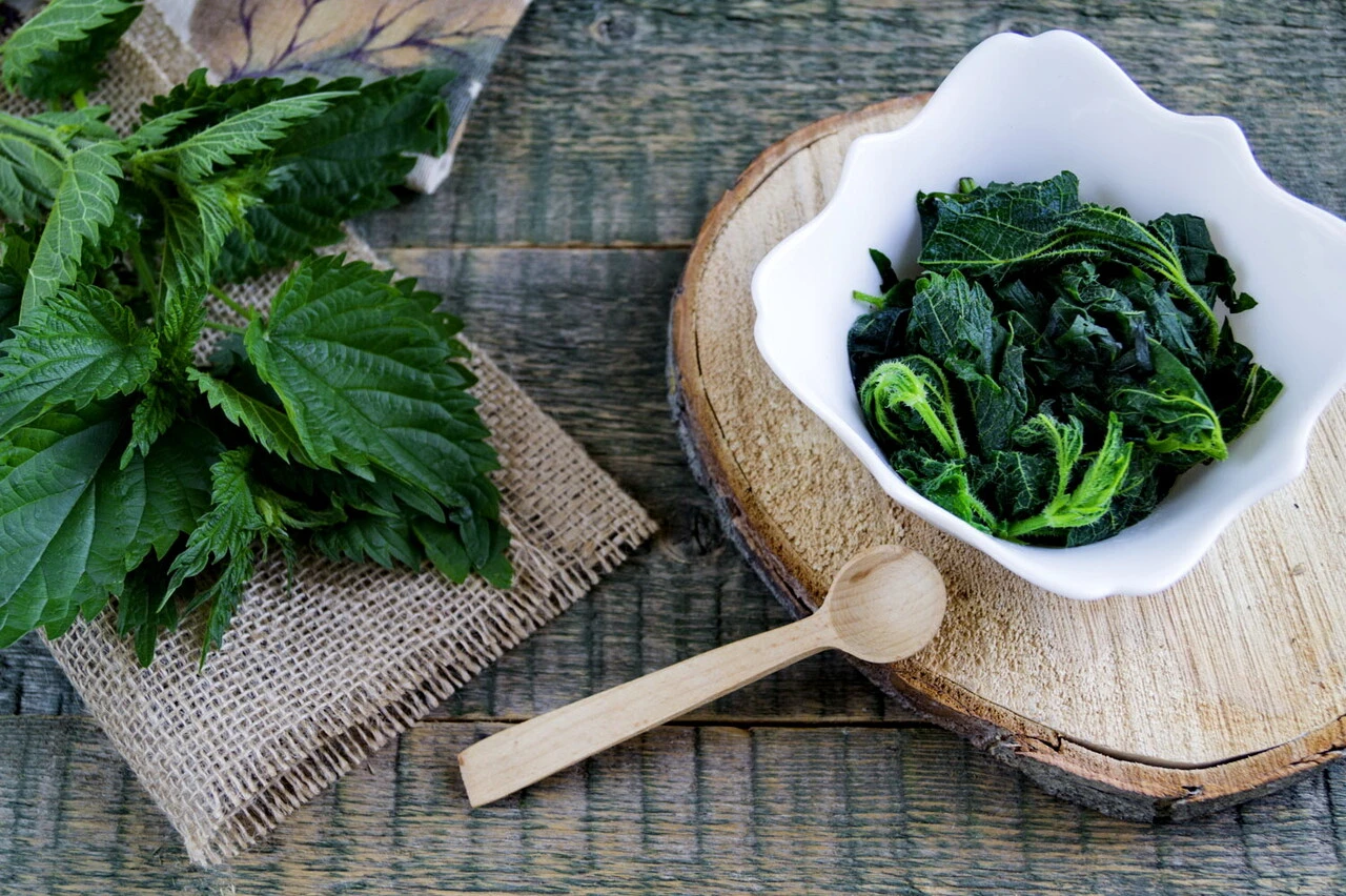 Saçlarınız Selçuk Ural gibi simsiyah kalsın! İşte saç beyazlamasını önleyen aktarların gizli kürü…