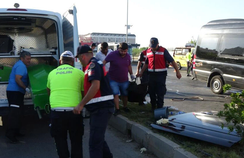 Kazada yaralanan turistler hastaneye kaldırılarak tedavi altına alındı.