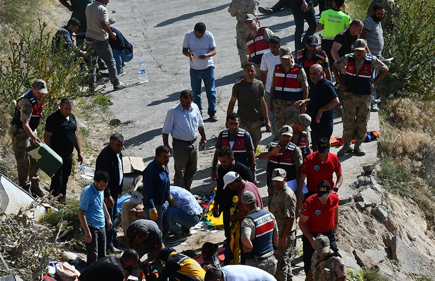 Yolcu otobüsü viyadükten düştü: 7 ölü, 23 yaralı