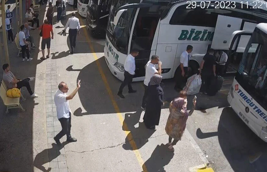 Yolcu otobüsü viyadükten düştü: 7 ölü, 23 yaralı