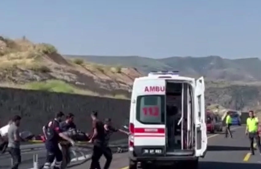 Yolcu otobüsü viyadükten düştü: 7 ölü, 23 yaralı