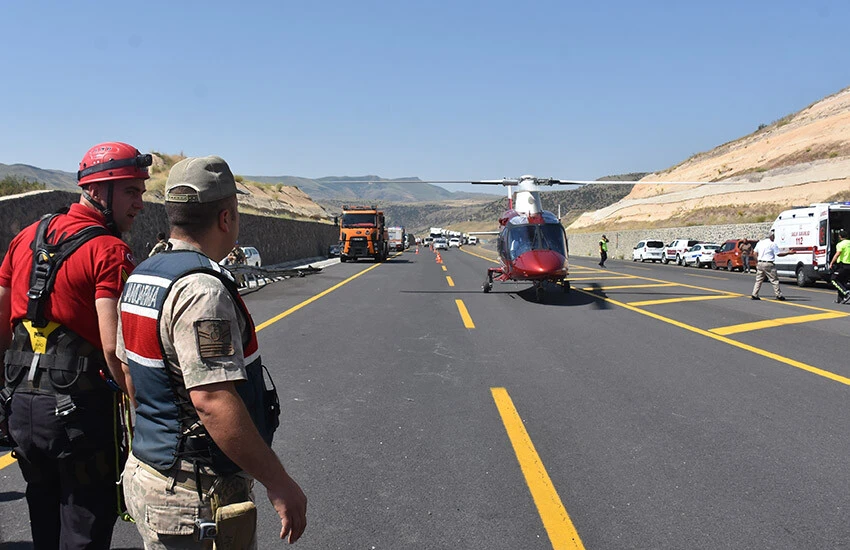 Yolcu otobüsü viyadükten düştü: 7 ölü, 23 yaralı