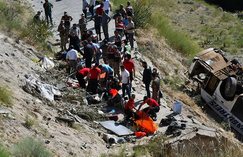 Yolcu otobüsü viyadükten düştü: 7 ölü, 23 yaralı