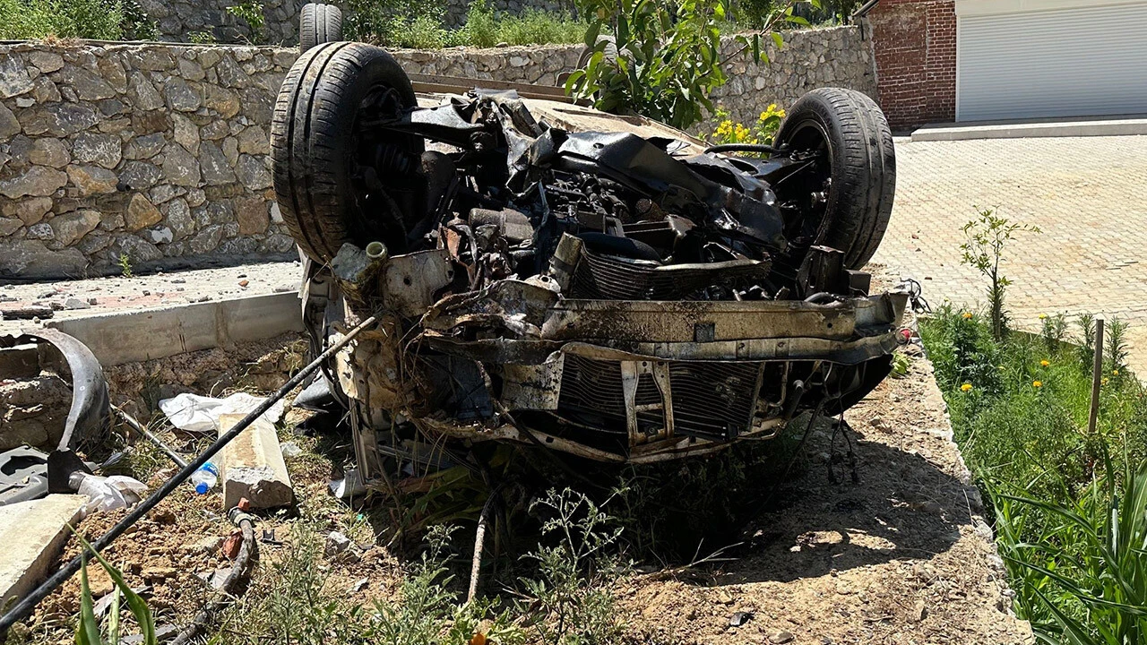 Köpeğe çarpmamak için direksiyonu kırdı, metrelerce yükseklikten uçtu: 6 yaralı