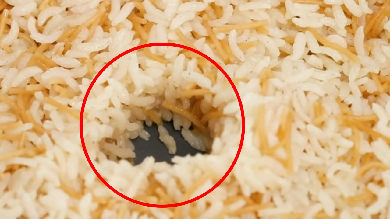 Aşçılar hiç kimseye söylememişti. Tencereye ekleyince hem tane tane oluyor hem de pilavı parlatıyor…